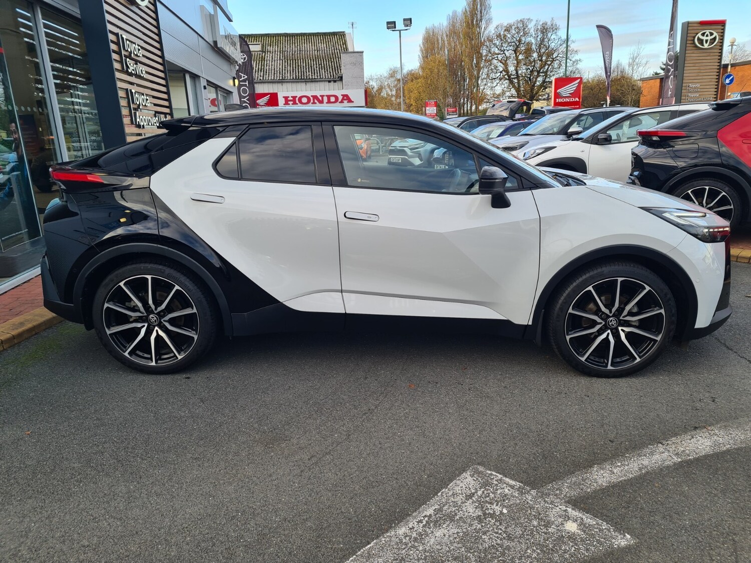 Used Toyota C-HR 2023 for sale - 76589869: Photo 9