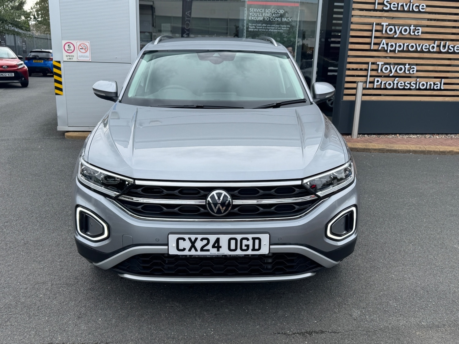 Used Volkswagen T-Roc 2024 for sale - 77165492: Photo 2