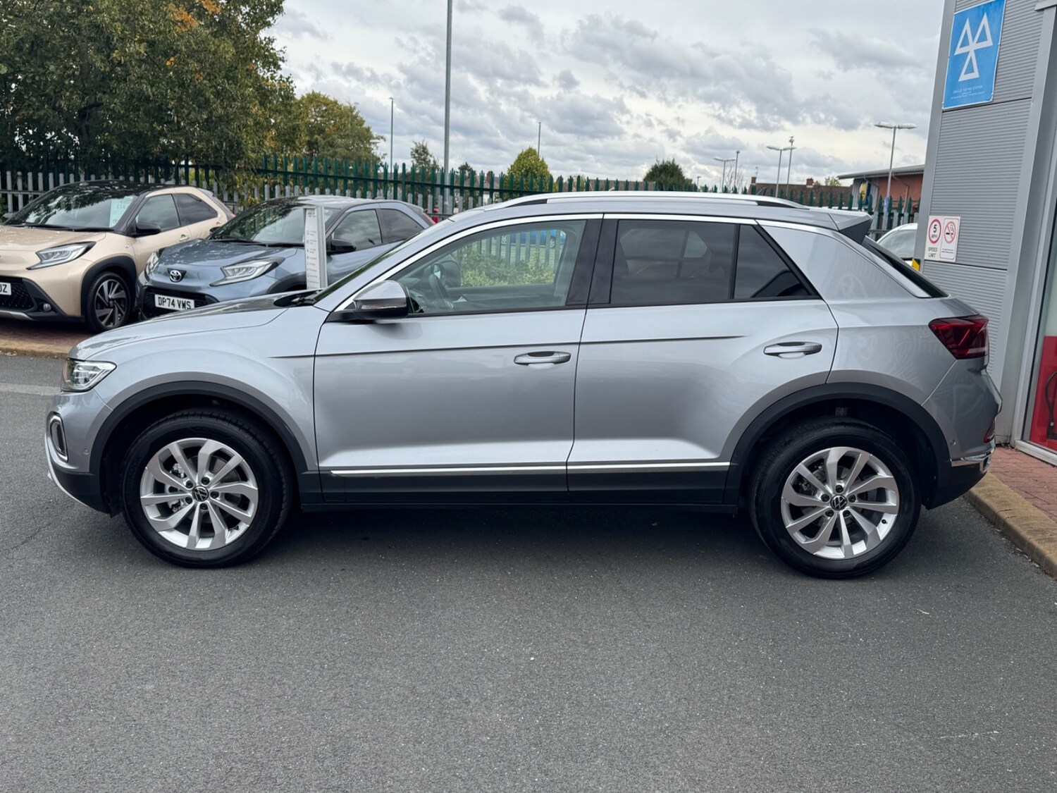 Used Volkswagen T-Roc 2024 for sale - 76856382: Photo 8
