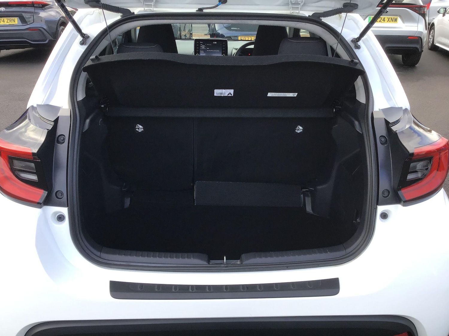 Used Toyota Yaris 2022 for sale - 76633770: Photo 12