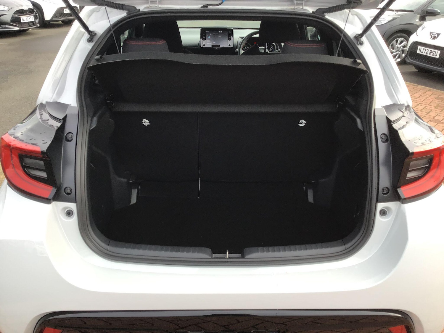 Used Toyota Yaris 2024 for sale - 76573605: Photo 12