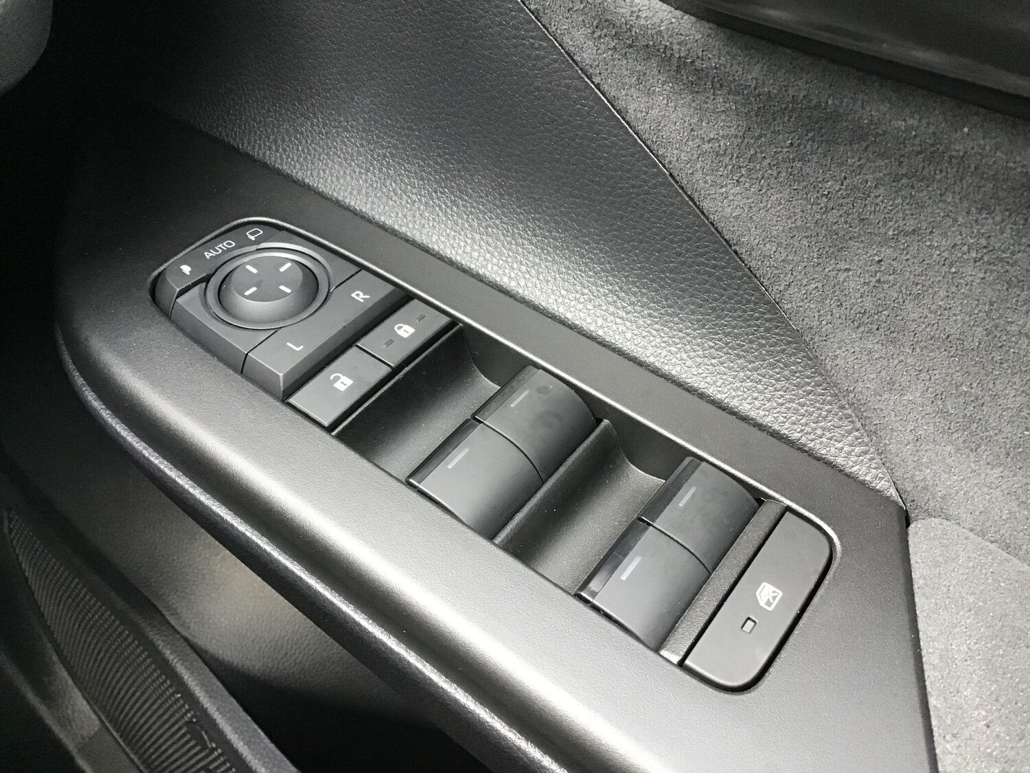 Used Toyota C-HR for sale - 77808858: Photo 22