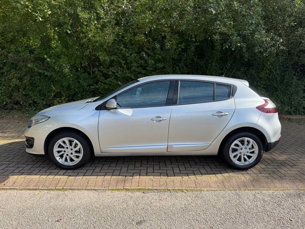 Used Renault Megane 2015 for sale - 76105530: Photo 2