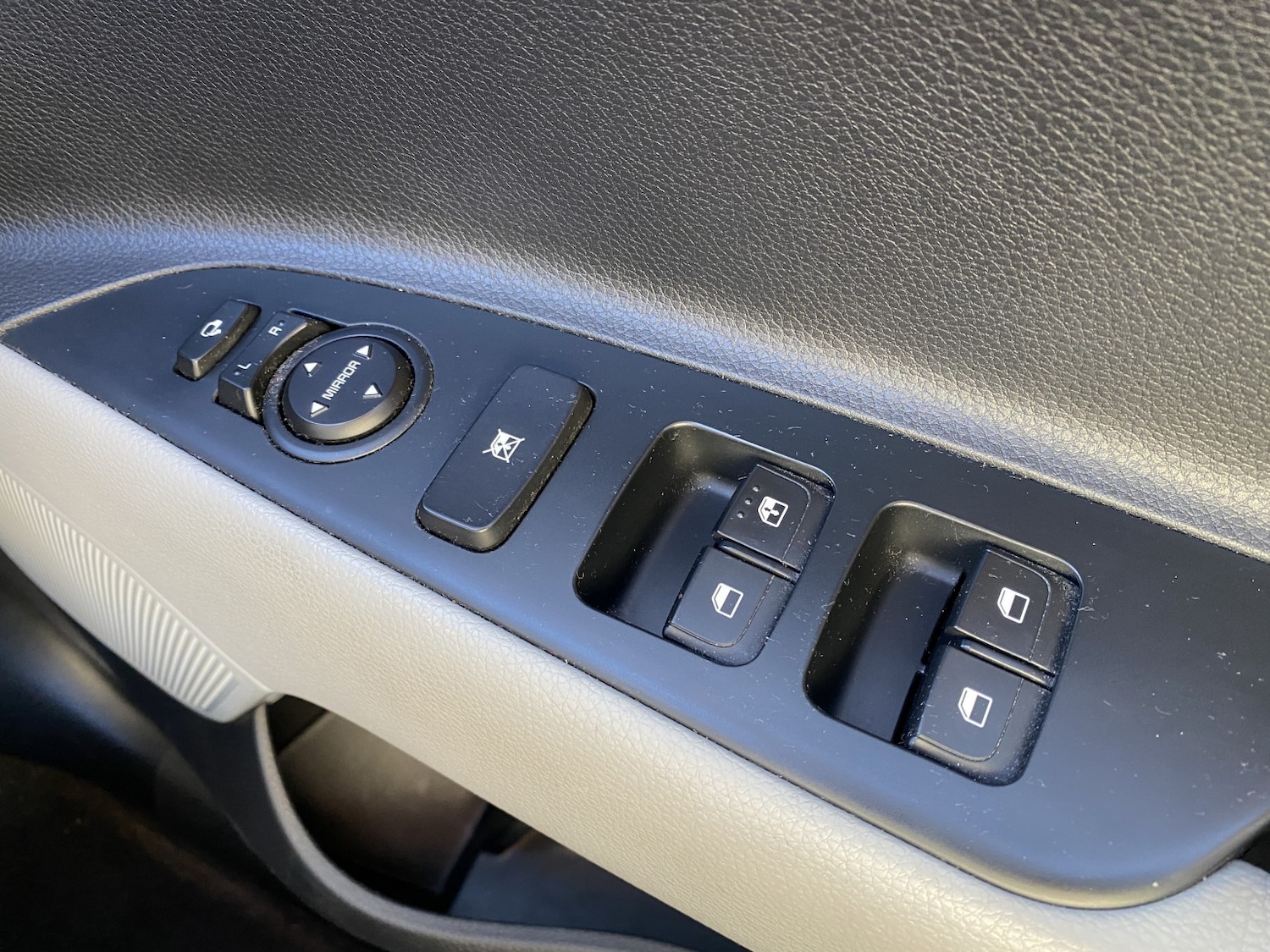 Used Kia Stonic 2018 for sale - 76120261: Photo 24