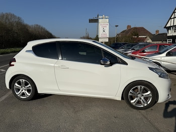 Used Peugeot 208 2013 for sale - 77759015: Photo