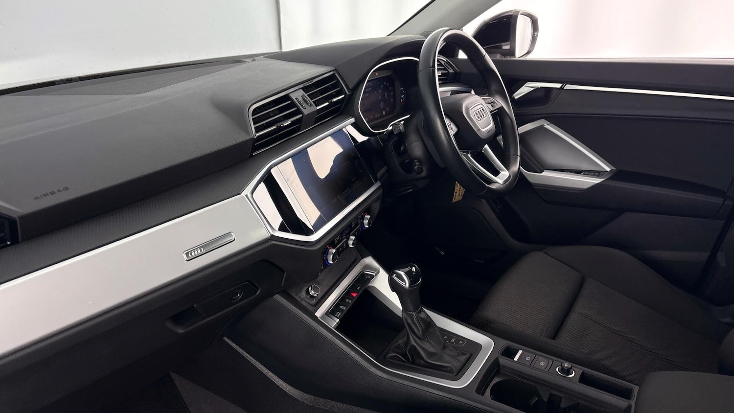 Used Audi Q3 2023 for sale - 77515599: Photo 2