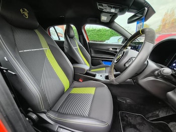 Used Abarth 600e 2025 for sale - 76882748: Photo