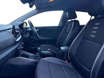 Used Kia Stonic 2023 for sale - 78420326: Photo