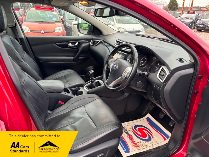 Used Nissan Qashqai 2015 for sale - 76686868: Photo 2