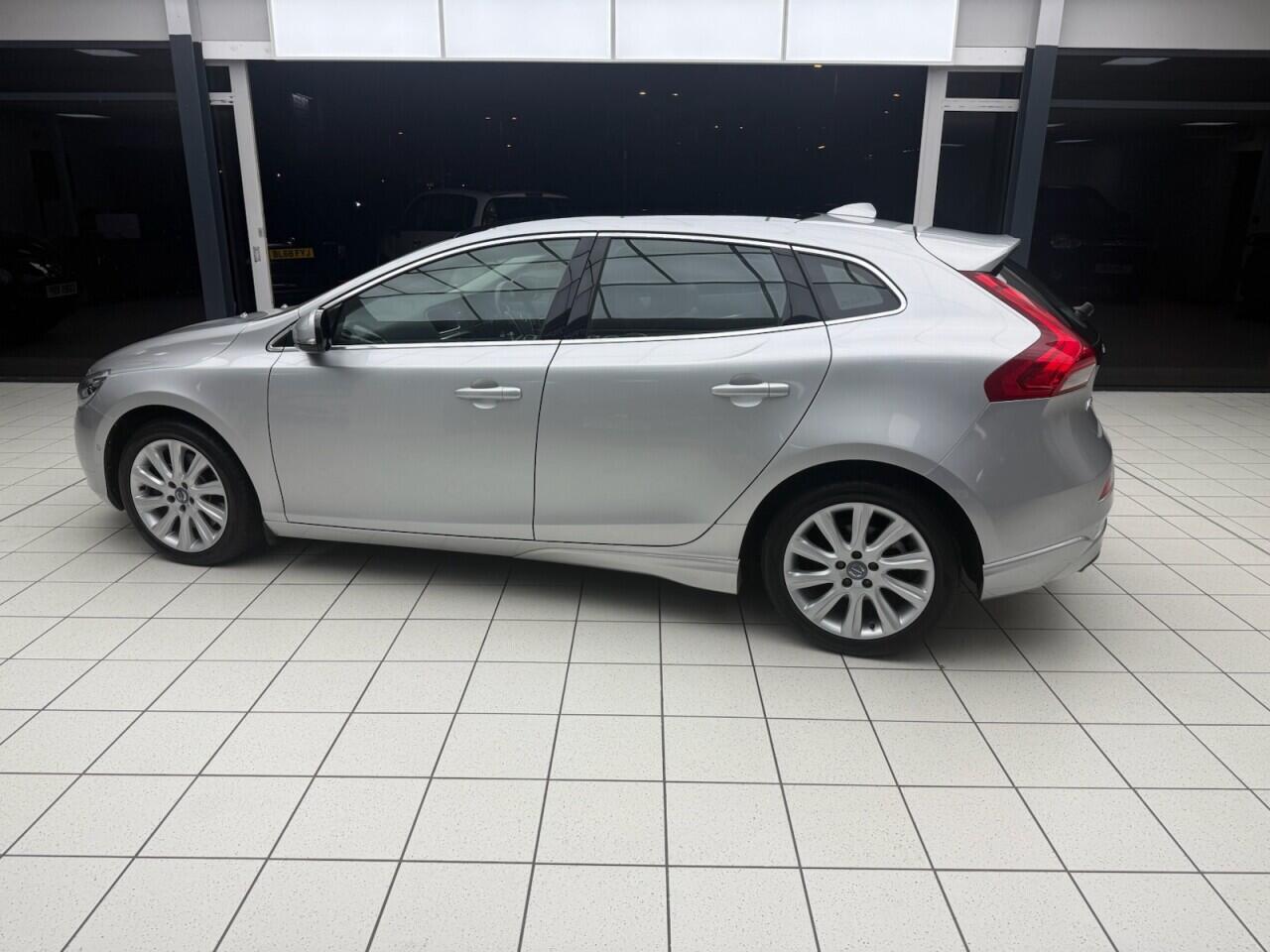 Used Volvo V40 2015 for sale - 76613166: Photo 2