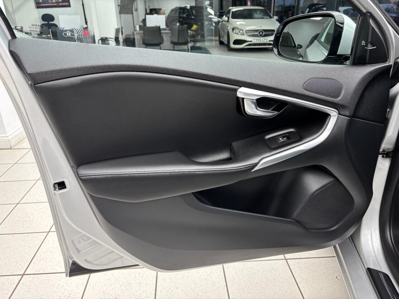 Used Volvo V40 2015 for sale - 76613166: Photo 35