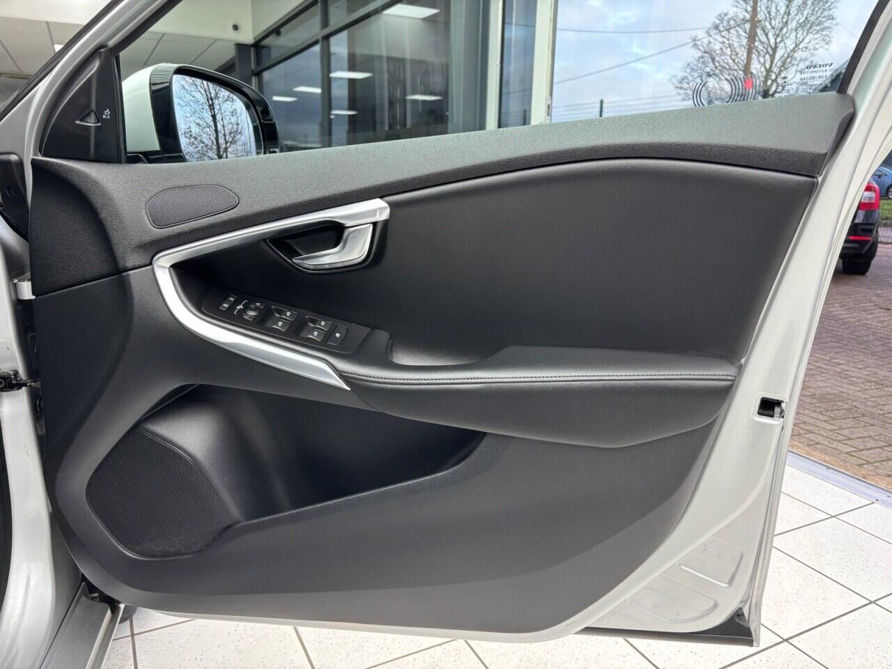 Used Volvo V40 2015 for sale - 76613166: Photo 41