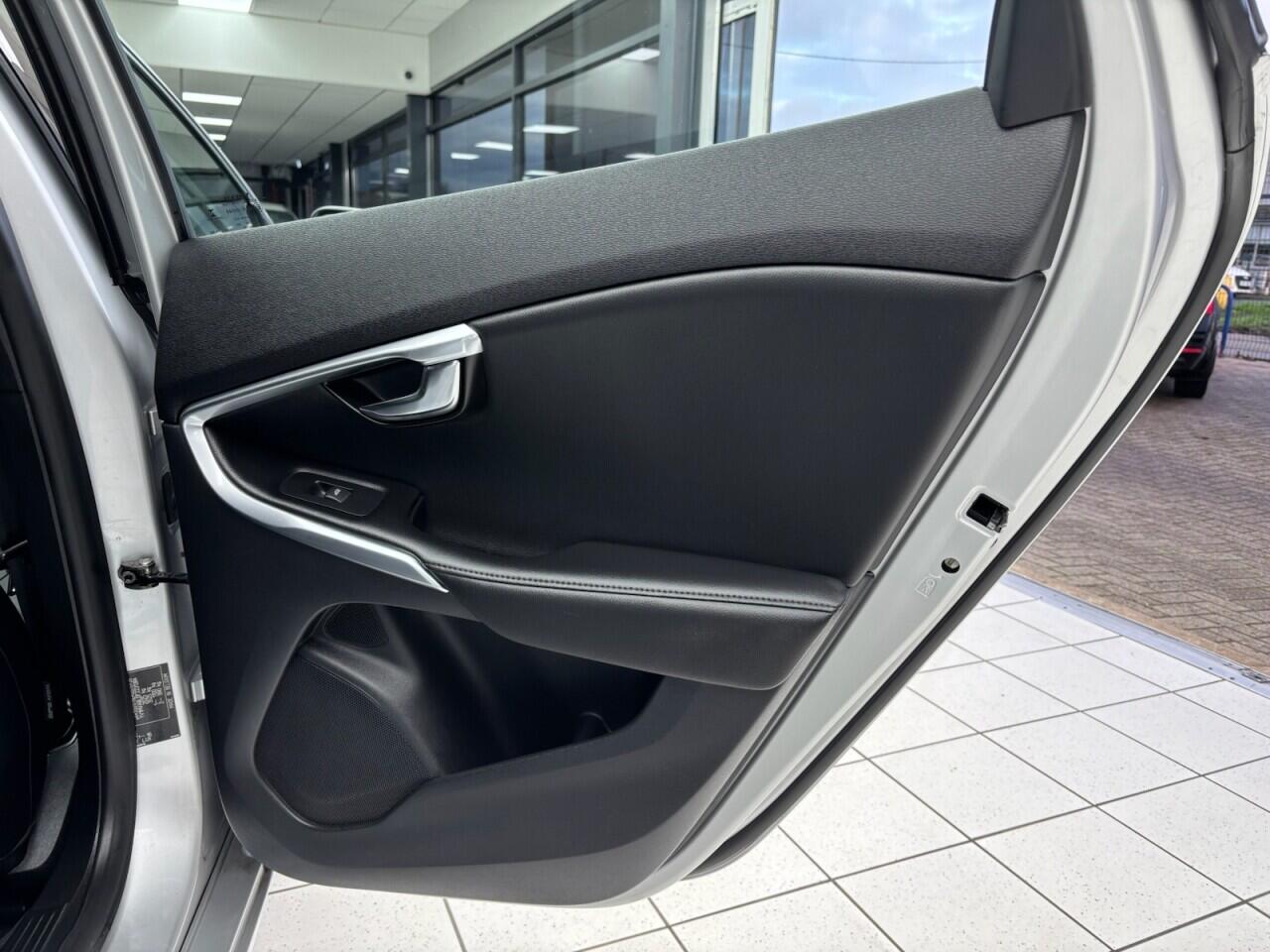 Used Volvo V40 2015 for sale - 76613166: Photo 48