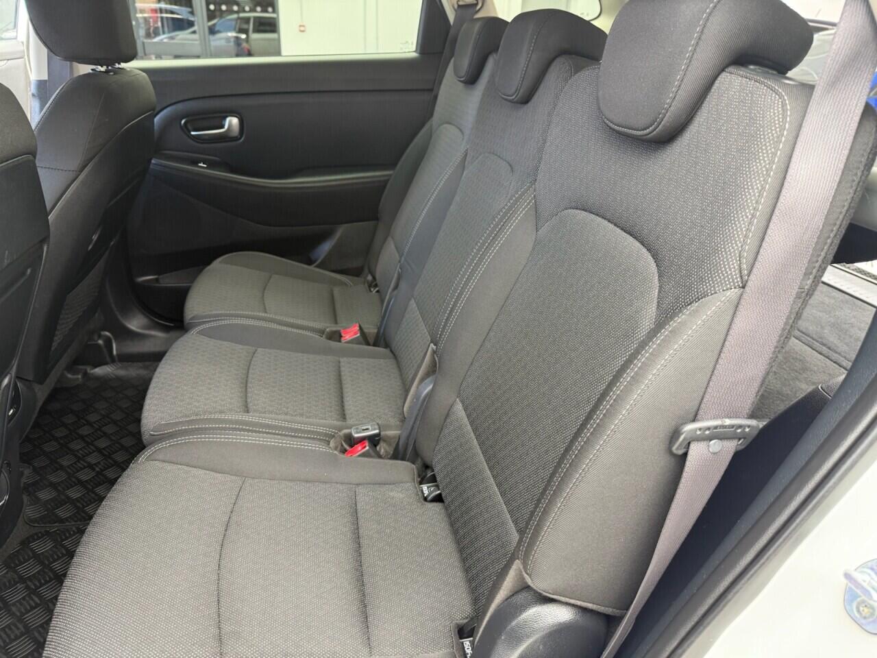 Used Kia Carens 2017 for sale - 76613258: Photo 42