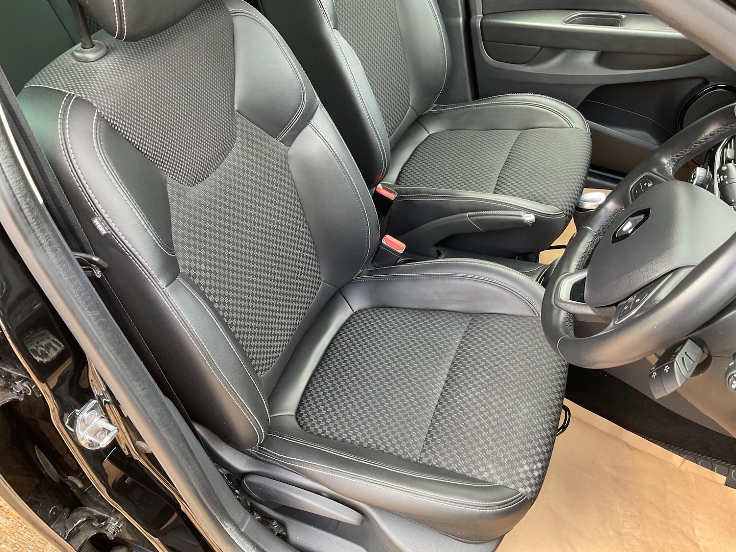 Used Renault Clio 2018 for sale - 76994150: Photo 18