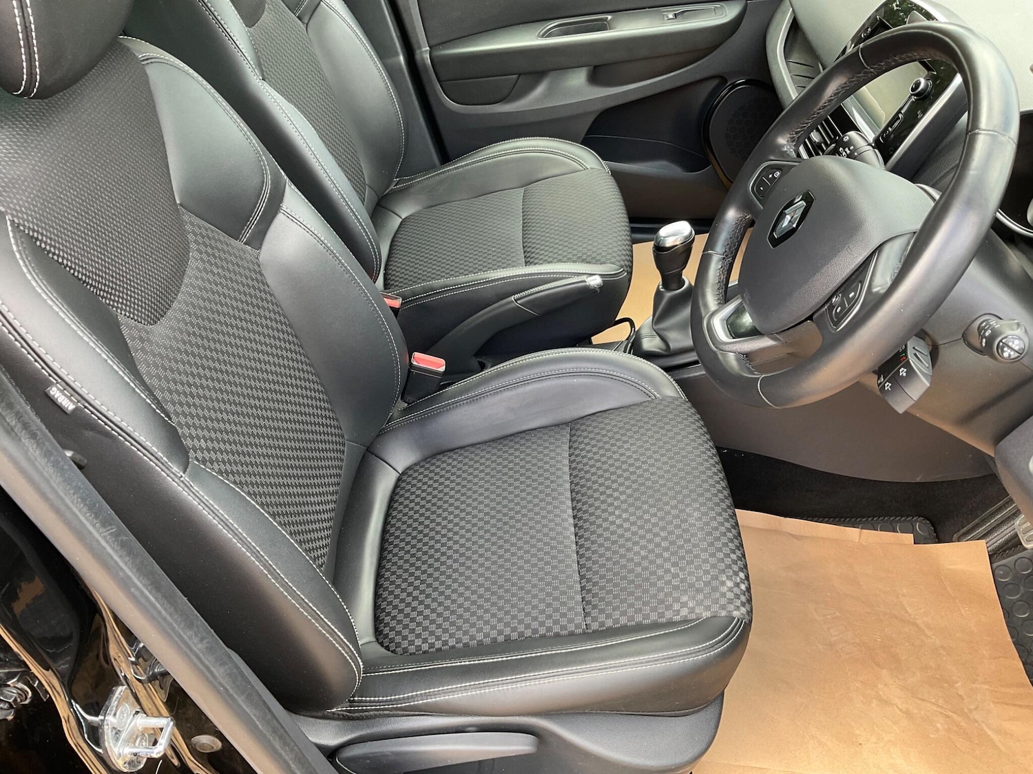 Used Renault Clio 2018 for sale - 76610167: Photo 17