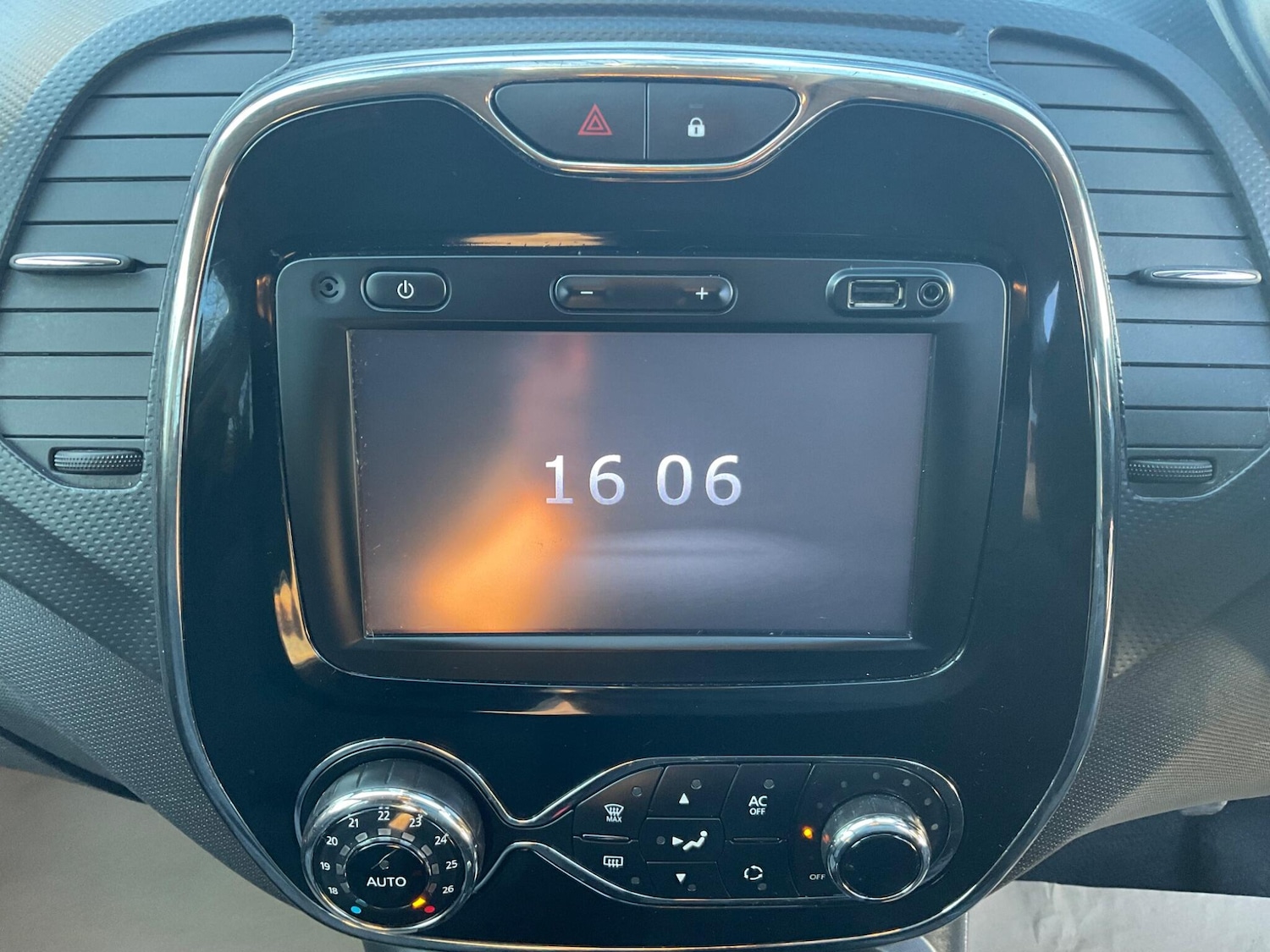 Used Renault Captur 2015 for sale - 77939858: Photo 19