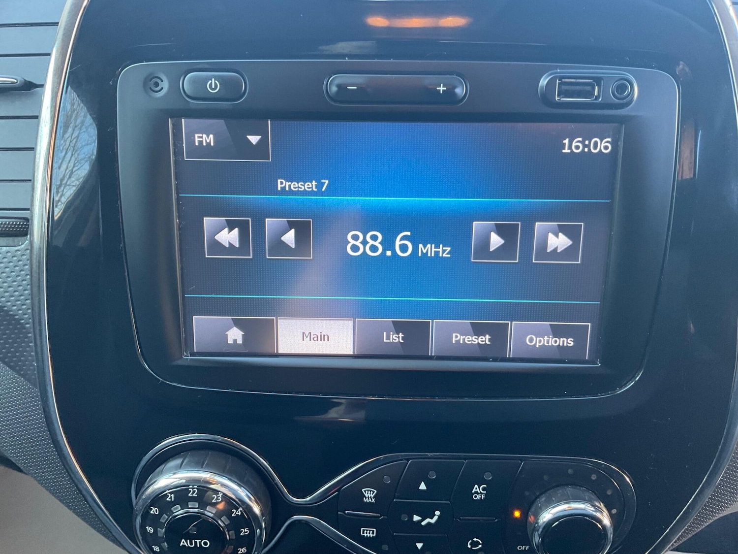 Used Renault Captur 2015 for sale - 77939858: Photo 21