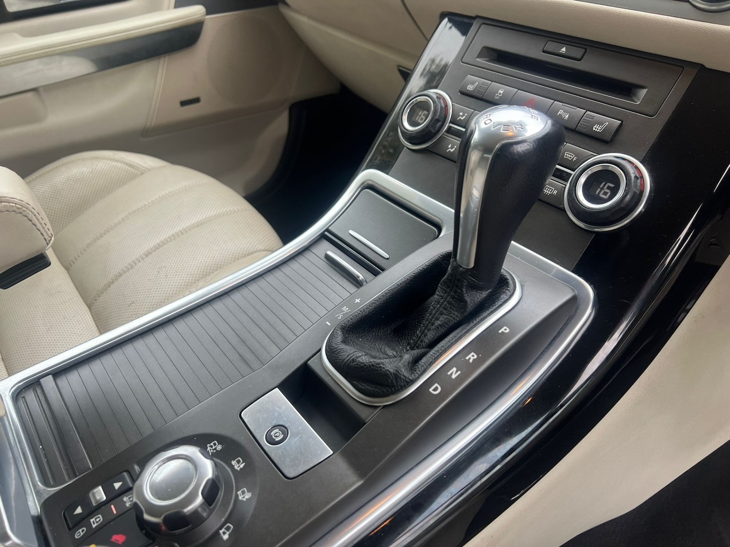 Used Land Rover Range Rover Sport 2010 for sale - 76170536: Photo 11