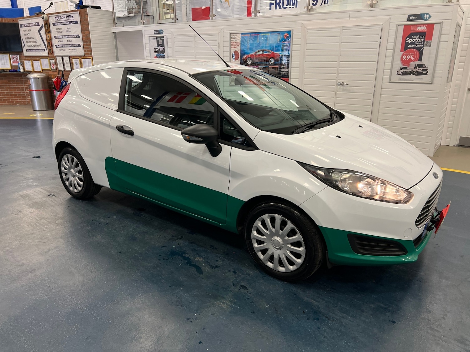Used Ford Fiesta 2015 for sale - 76298632: Photo 2