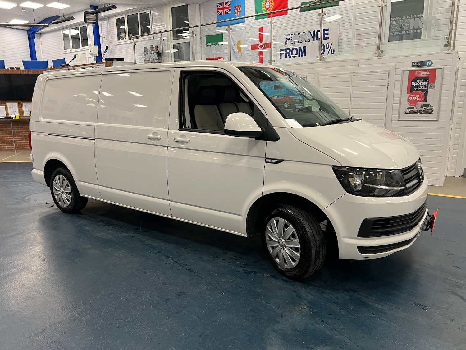 Used Volkswagen Transporter 2017 for sale - 76286676: Photo 2