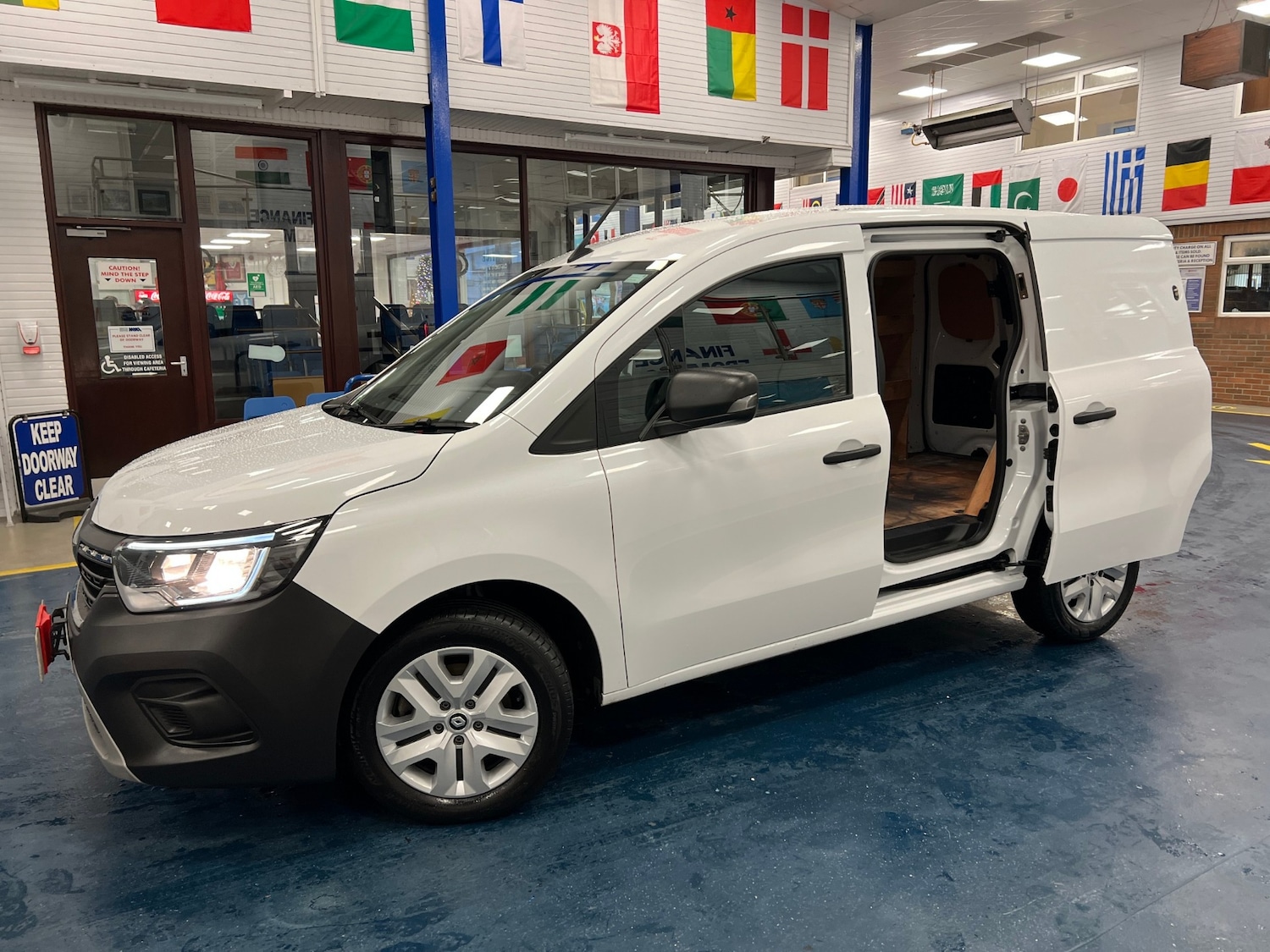 Used Renault Kangoo 2023 for sale - 76861674: Photo 8