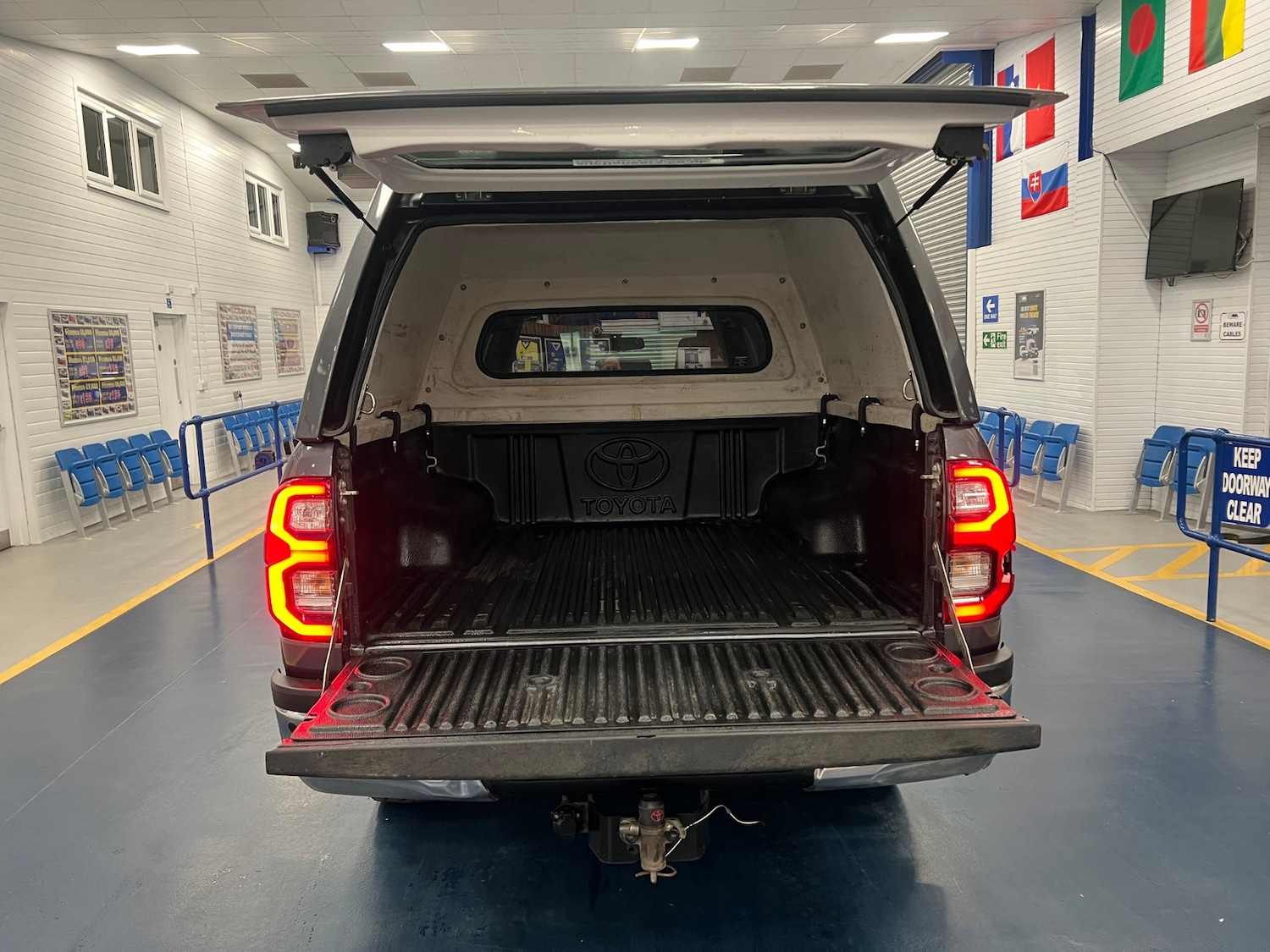 Used Toyota Hilux 2023 for sale - 78094851: Photo 9