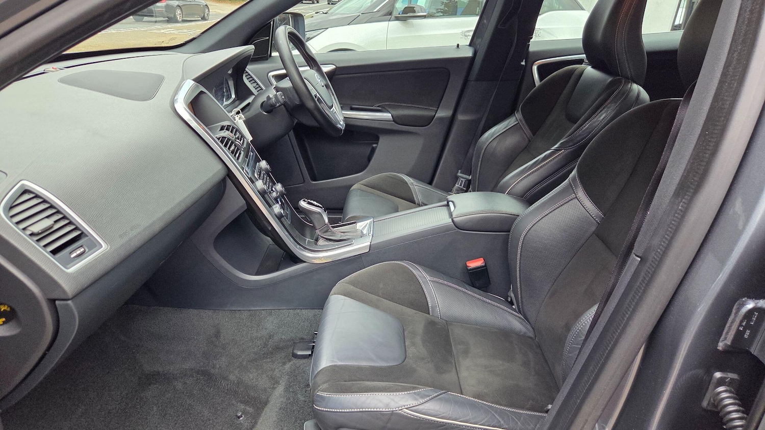 Used Volvo XC60 2017 for sale - 76786888: Photo 2