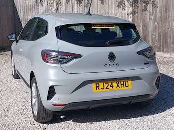 Used Renault Clio 2024 for sale - 76053236: Photo