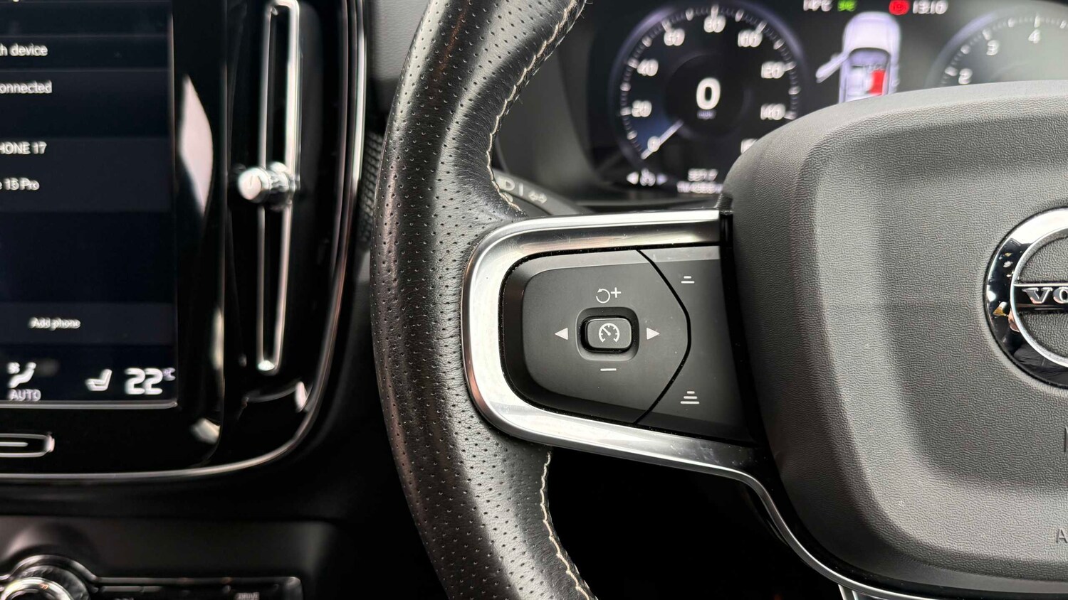 Used Volvo XC40 for sale - 77861265: Photo 24