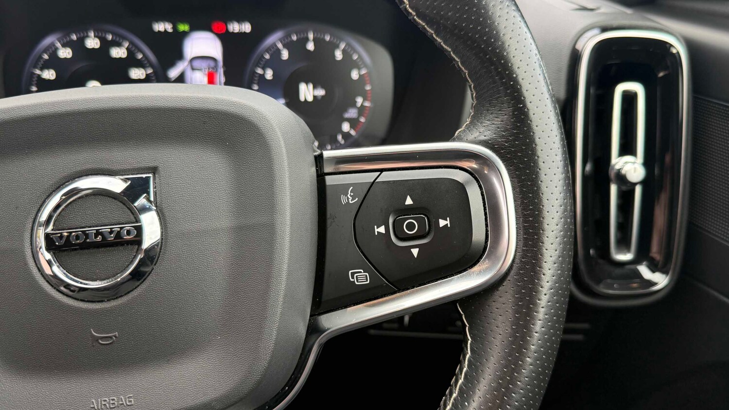 Used Volvo XC40 for sale - 77861265: Photo 25