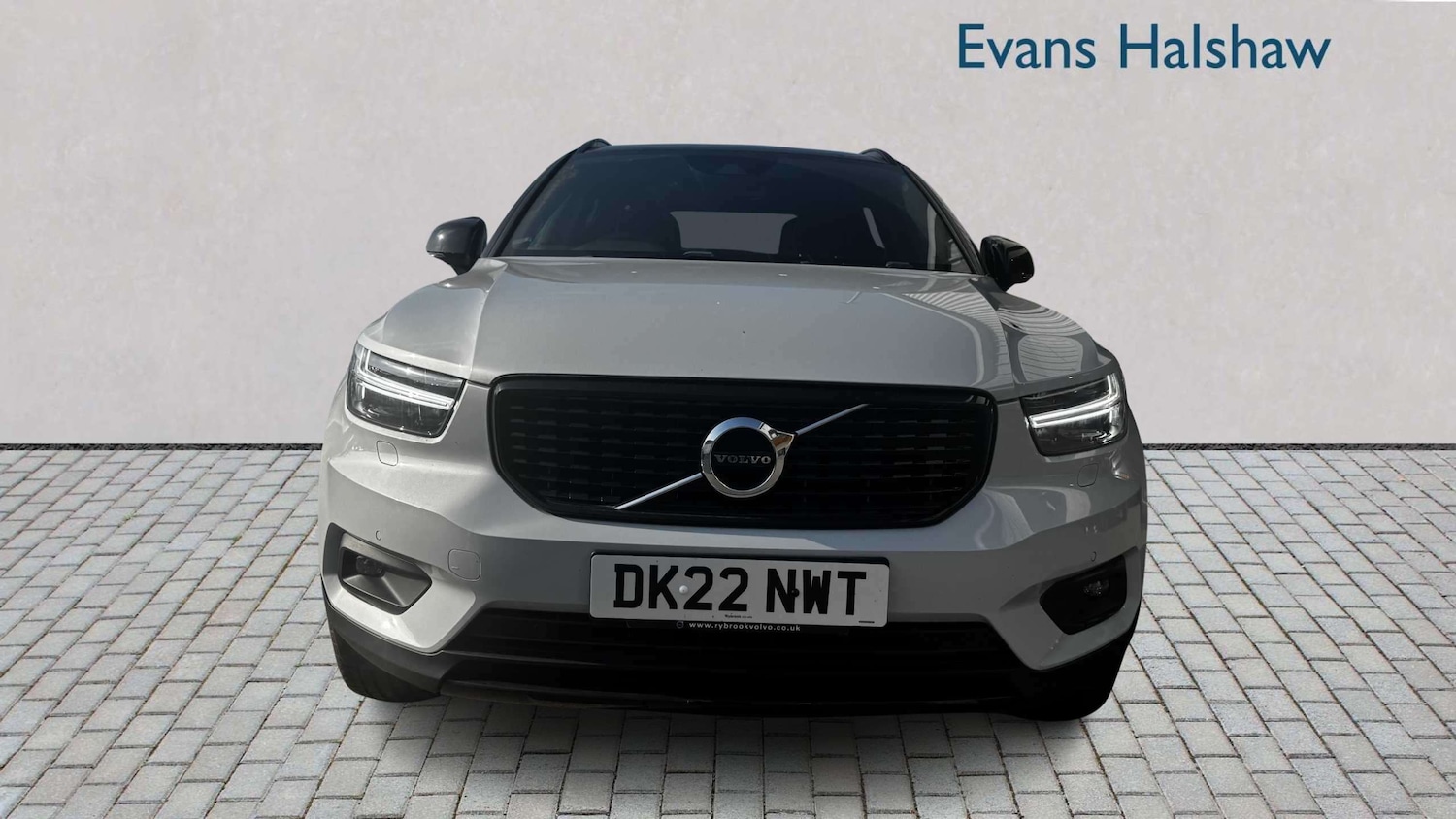 Used Volvo XC40 for sale - 77960688: Photo 2