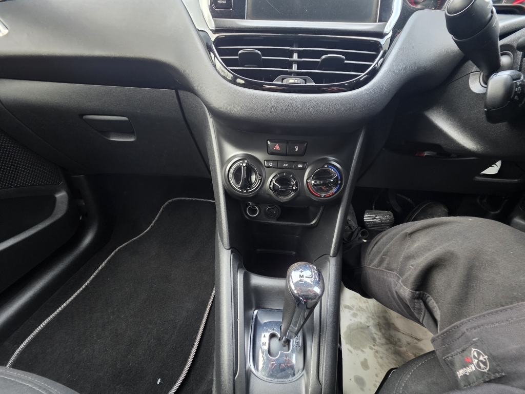 Used Peugeot 208 2013 for sale - 77272639: Photo 18