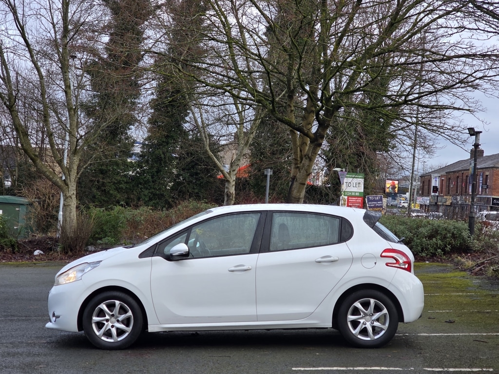 Used Peugeot 208 2013 for sale - 77272639: Photo 5