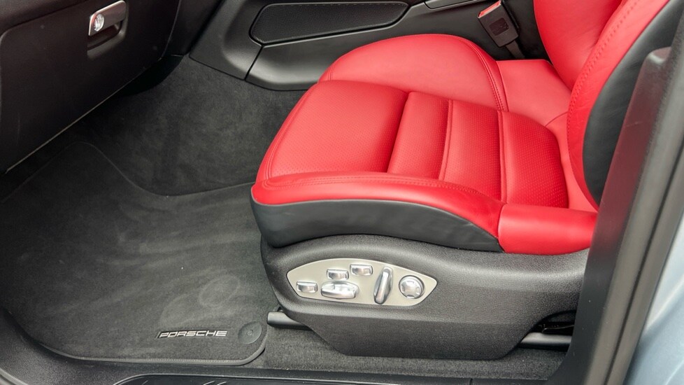 Used Porsche Macan 2020 for sale - 75967203: Photo 32