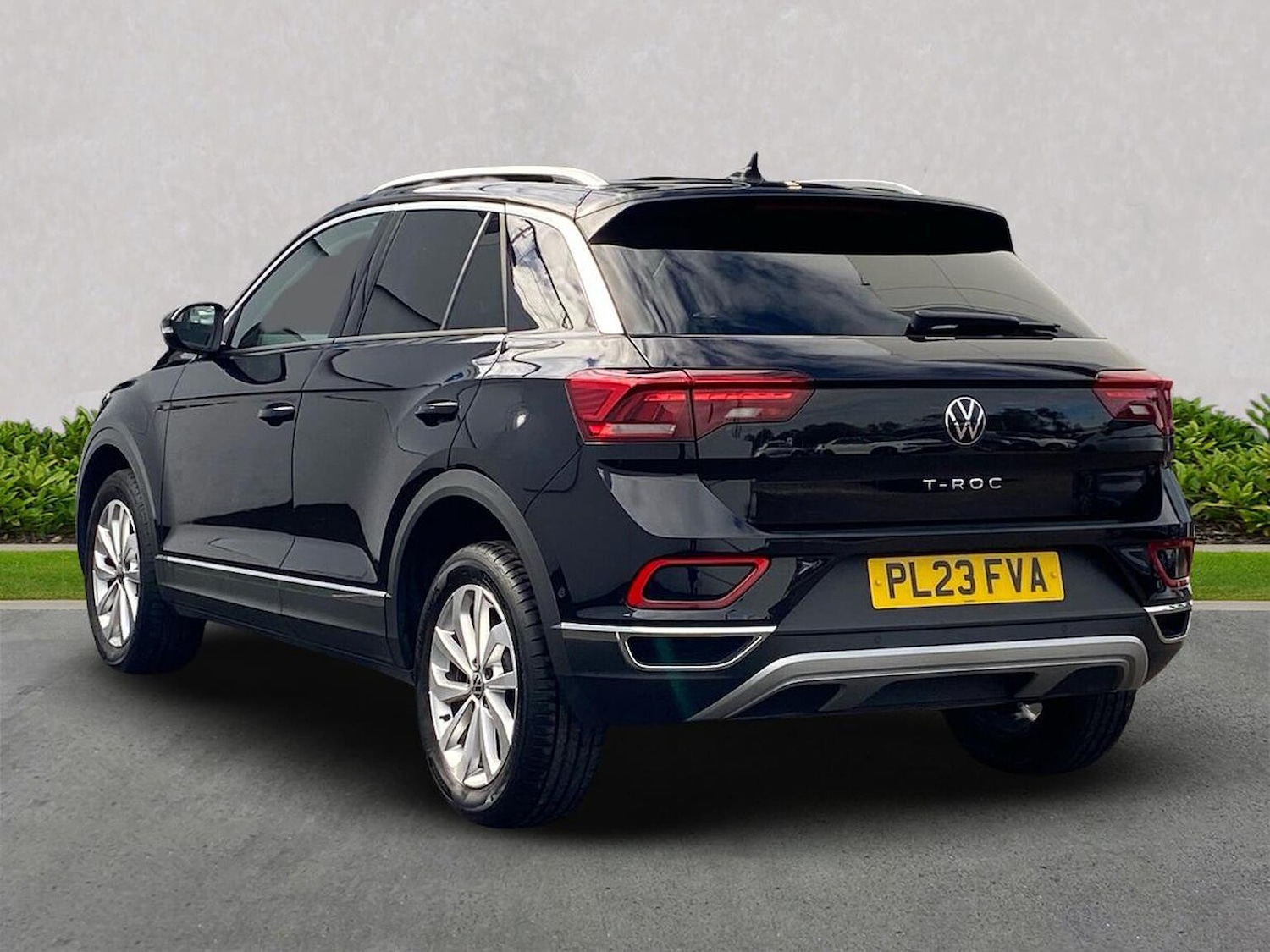 Used Volkswagen T-Roc 2023 for sale - 75987663: Photo 2