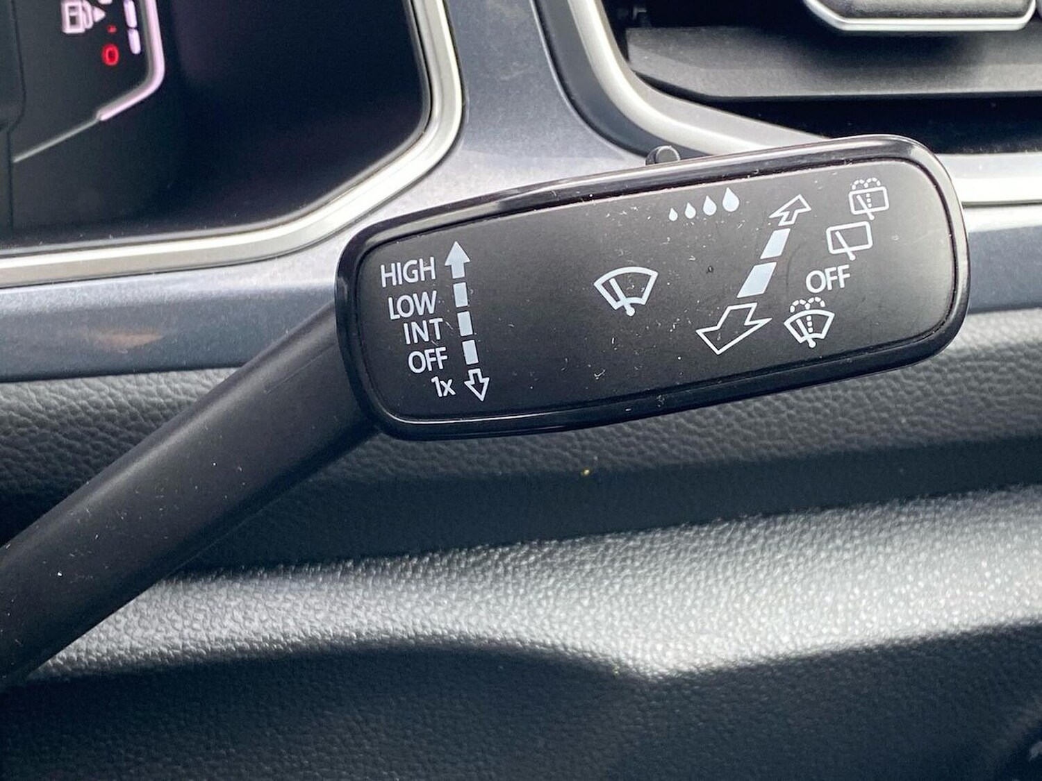 Used Volkswagen T-Roc 2023 for sale - 75987663: Photo 28