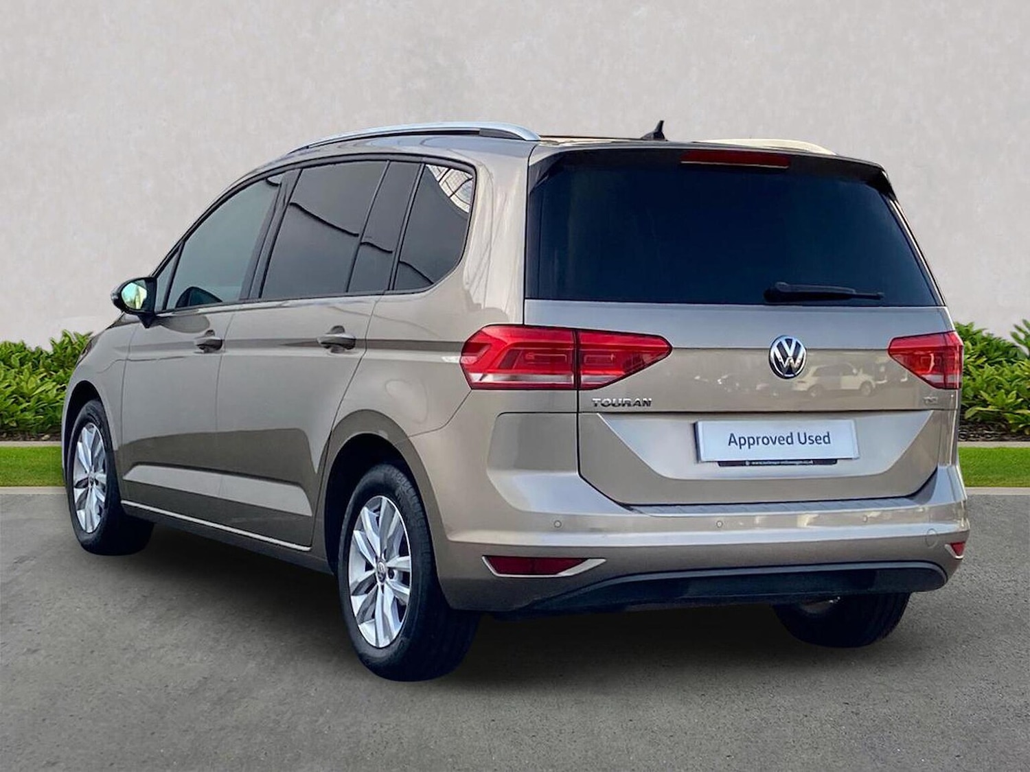 Used Volkswagen Touran 2017 for sale - 76504962: Photo 2