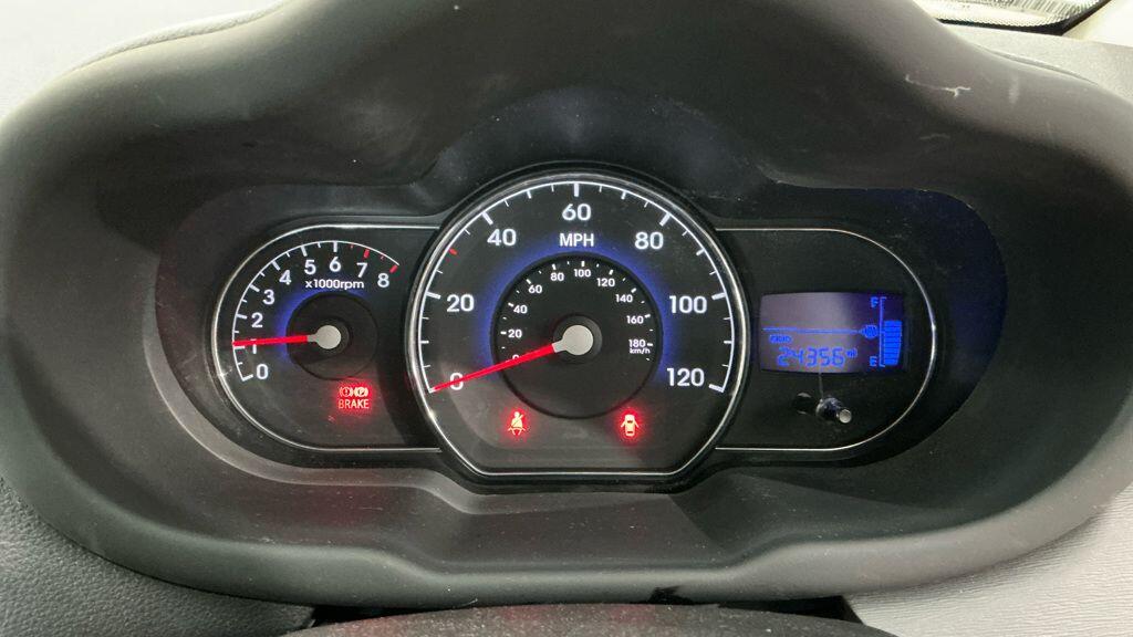 Used Hyundai i10 2012 for sale - 76188766: Photo 10