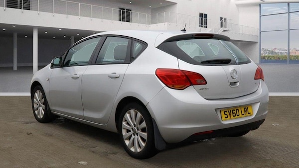 Used Vauxhall Astra 2010 for sale - 76215257: Photo 2