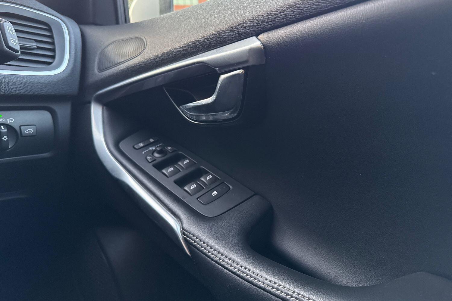 Used Volvo V40 2018 for sale - 76572817: Photo 39