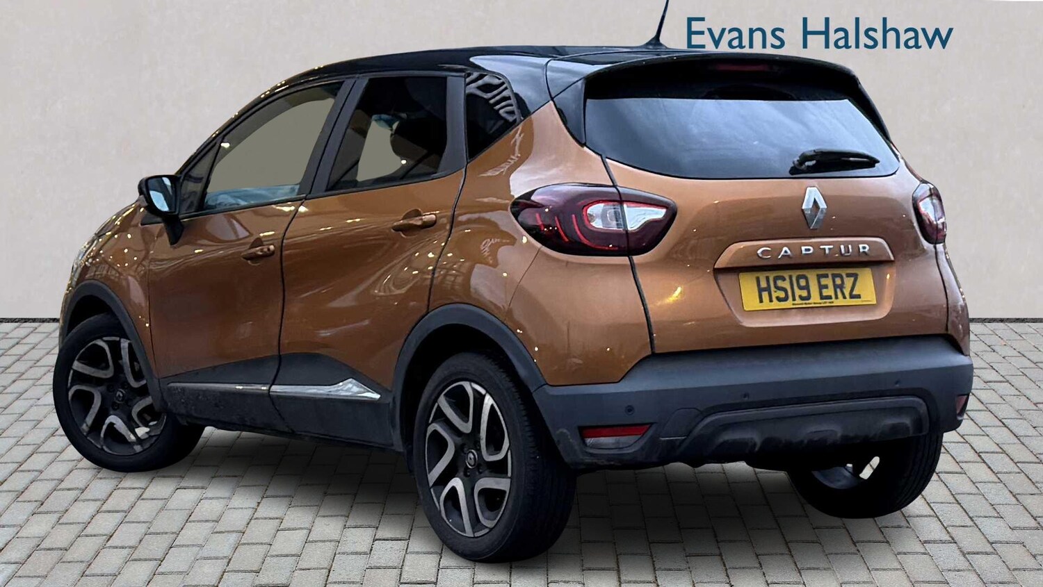 Used Renault Captur for sale - 77860702: Photo 2