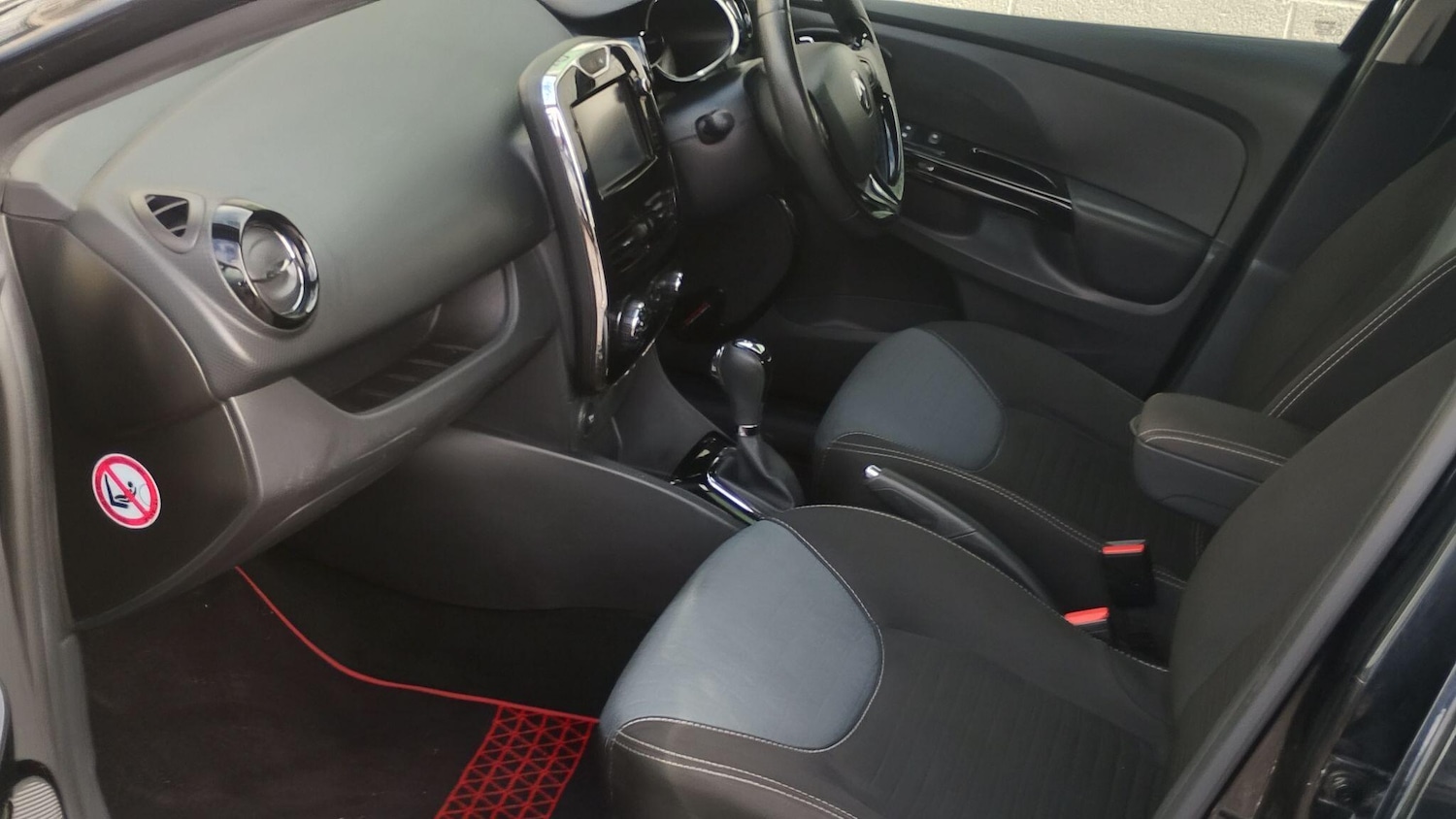 Used Renault Clio 2015 for sale - 77216139: Photo 11