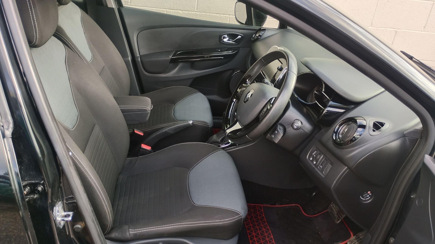 Used Renault Clio 2015 for sale - 77216139: Photo 8