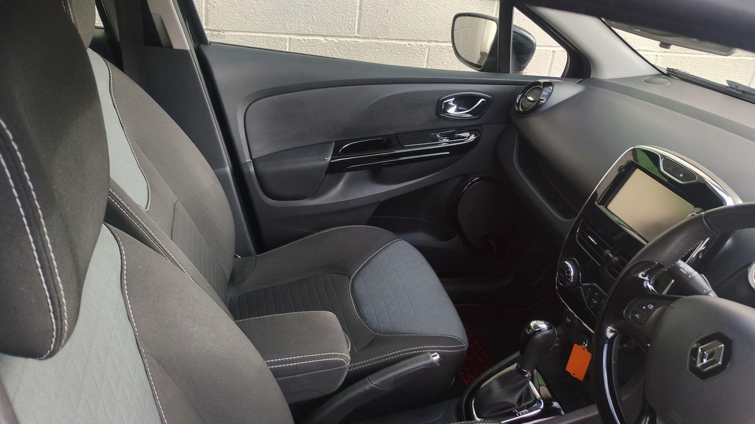 Used Renault Clio 2015 for sale - 77216139: Photo 9