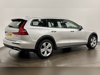 Used Volvo V60 Cross Country 2019 for sale - 77048895: Photo