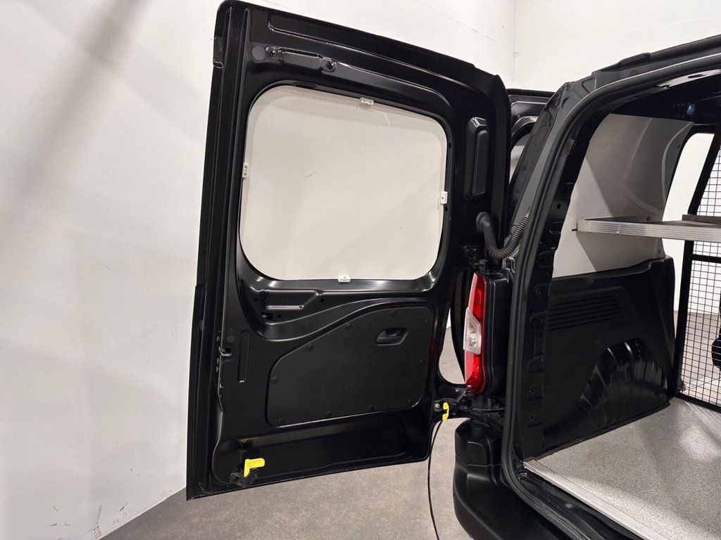 Used Volkswagen Transporter 2018 for sale - 77692610: Photo 33