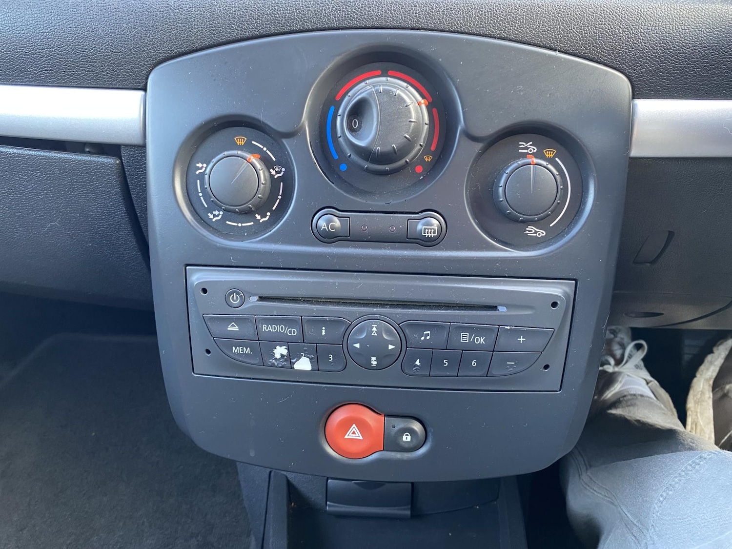 Used Renault Clio 2010 for sale - 77228507: Photo 39