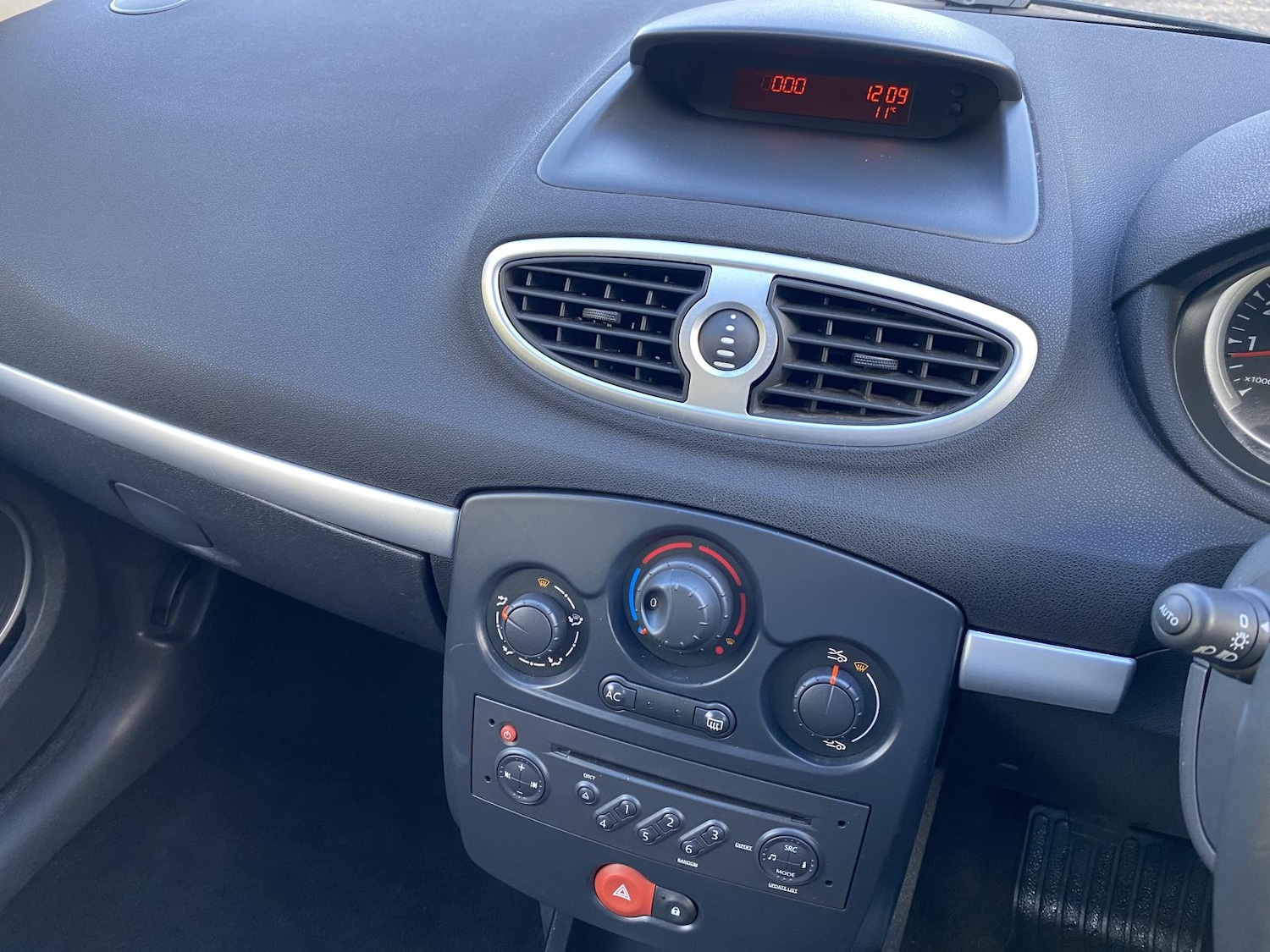 Used Renault Clio 2009 for sale - 76359011: Photo 18