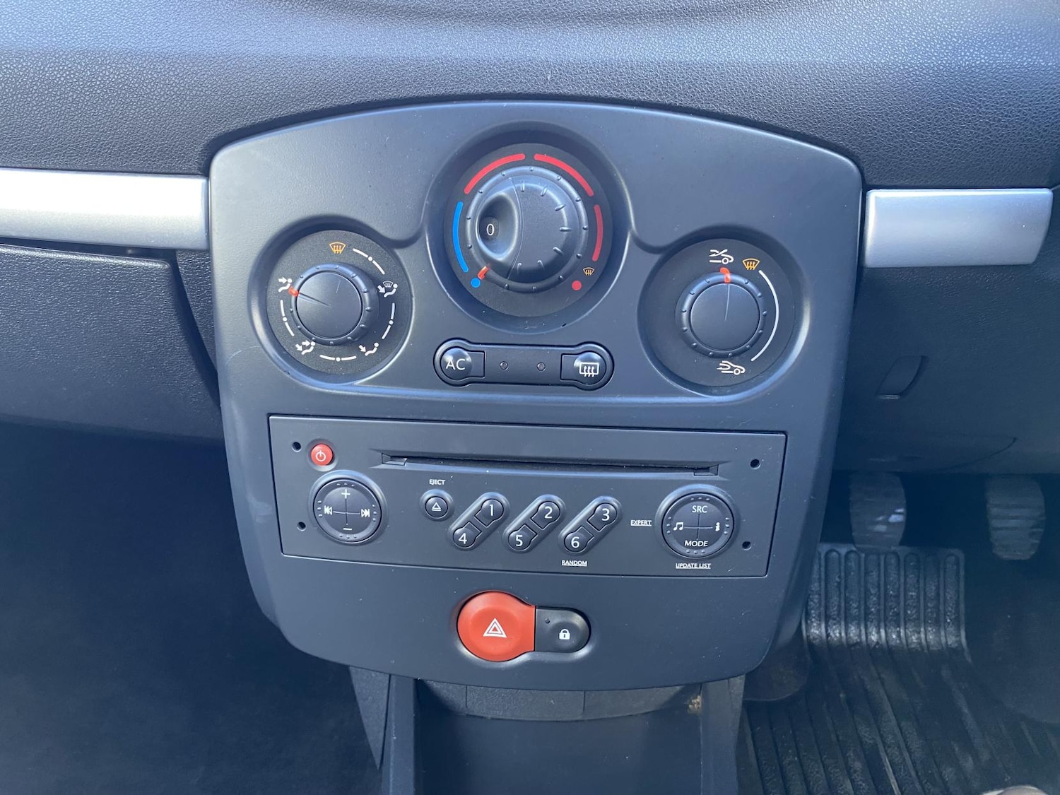 Used Renault Clio 2009 for sale - 76359011: Photo 43